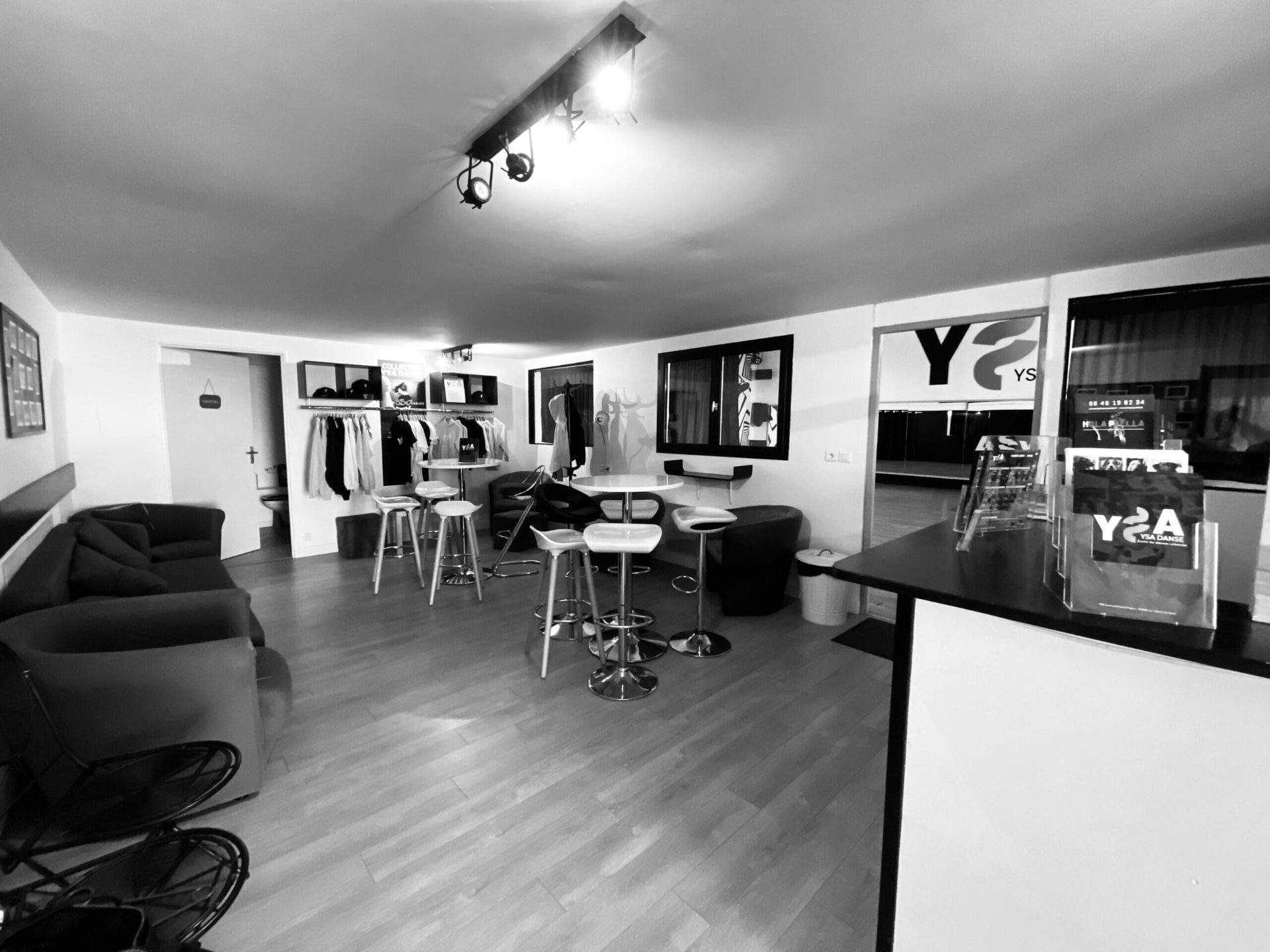 Espace d'accueil du Studio Ysa Danse avec bar et coin détente